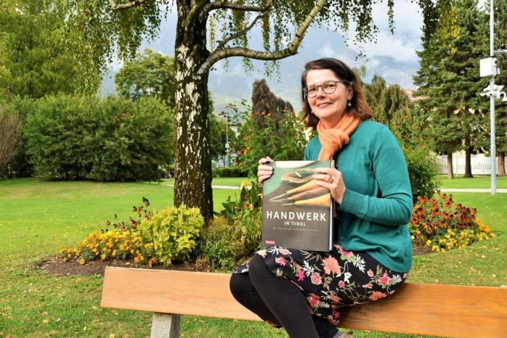 Das Thema hat Susanne „einfach interessiert“. Sie selbst sei zwar – abgesehen vom Rhetorischen - handwerklich unbegabt, meint sie, aber sie hätte dennoch einen Faible für Handwerksmärkte & Co. Foto: Tamara Kainz