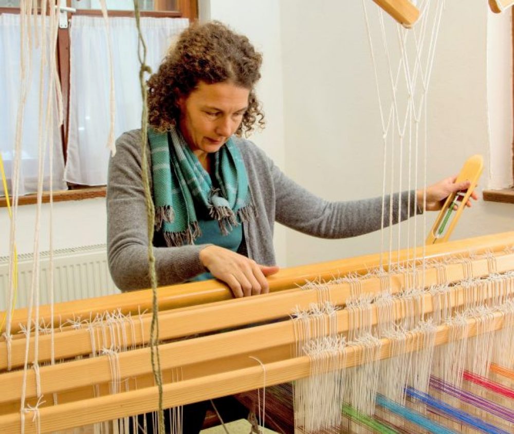 In liebevoll recherchierten und fotografierten Portraits erzählt die Autorin von Vielfalt und Reichtum des Tiroler Handwerks. Regina Knoflach aus Igls ist eine der 20 vorgestellten VertreterInnen. Foto: Kary Wilhelm
