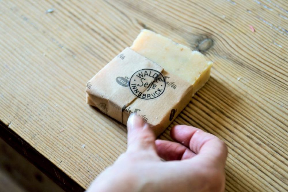 "Kaltgerührte Seife wird im Prinzip genauso hergestellt wie in den Anfängen", sagt Familie Walde von der gleichnamigen Seifen- und Fettwarenfabrik in Innsbruck. Foto: Kary Wilhelm