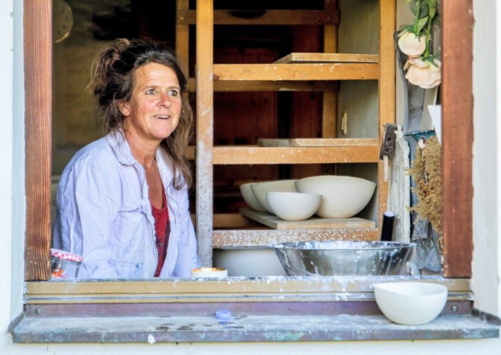Das Buch wirft keinen nostalgisch verklärten Blick in die Vergangenheit, sondern einen beherzten in die Gegenwart traditionellen Handwerks. Genauso, wie Keramikerin Andrea Baumann aus Sistrans. Foto: Kary Wilhelm