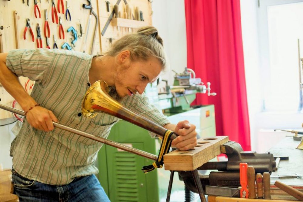 „Handwerk in Tirol“ möchte Interessierten traditionelles Handwerk näherbringen und dabei diejenigen zu Wort kommen lassen, die es ausüben. Im Bild Benedikt Sonnleitner, der in Innsbruck eine Meisterwerkstatt für Blechblasinstrumentenbau betreibt. Foto: Kary Wilhelm