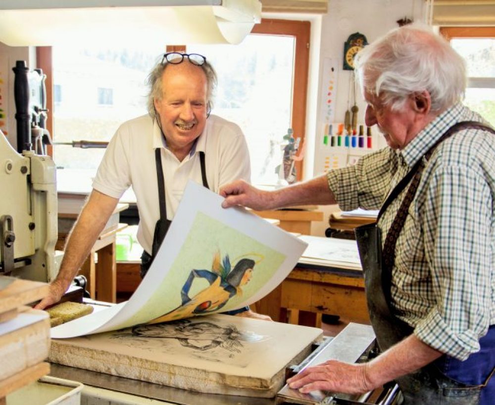 Sachkundig und mit großer Empathie spürt die Autorin der Vielfalt und dem Reichtum des Tiroler Handwerks nach – wie hier der Steindruckerei Stecher & Stecher in Wildermieming. Foto: Kary Wilhelm