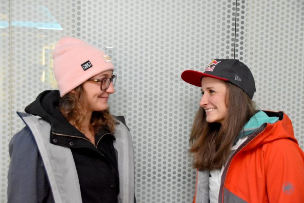 Von Star-Allüren keine Spur: Auch die Mädels – die sich ansonsten gar nicht allzu oft sehen – unterhalten sich sofort prächtig. Foto: Tamara Kainz