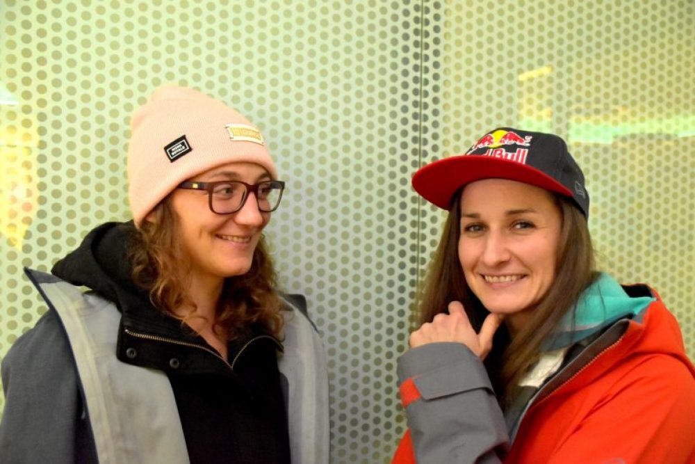 Klasse auf Snowboard und Ski: Die Weltmeisterinnen Manuela Mandl und Nadine Wallner. Foto: Tamara Kainz