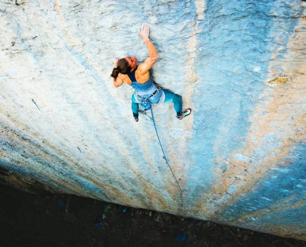 In "Decisions" klettert Nadine Wallner mit der "Bürser Platte" auch eine besonders schwierige Route. Foto: Jacopo Larcher