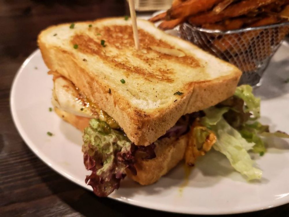 Sandwich mit Sükartoffelpommes