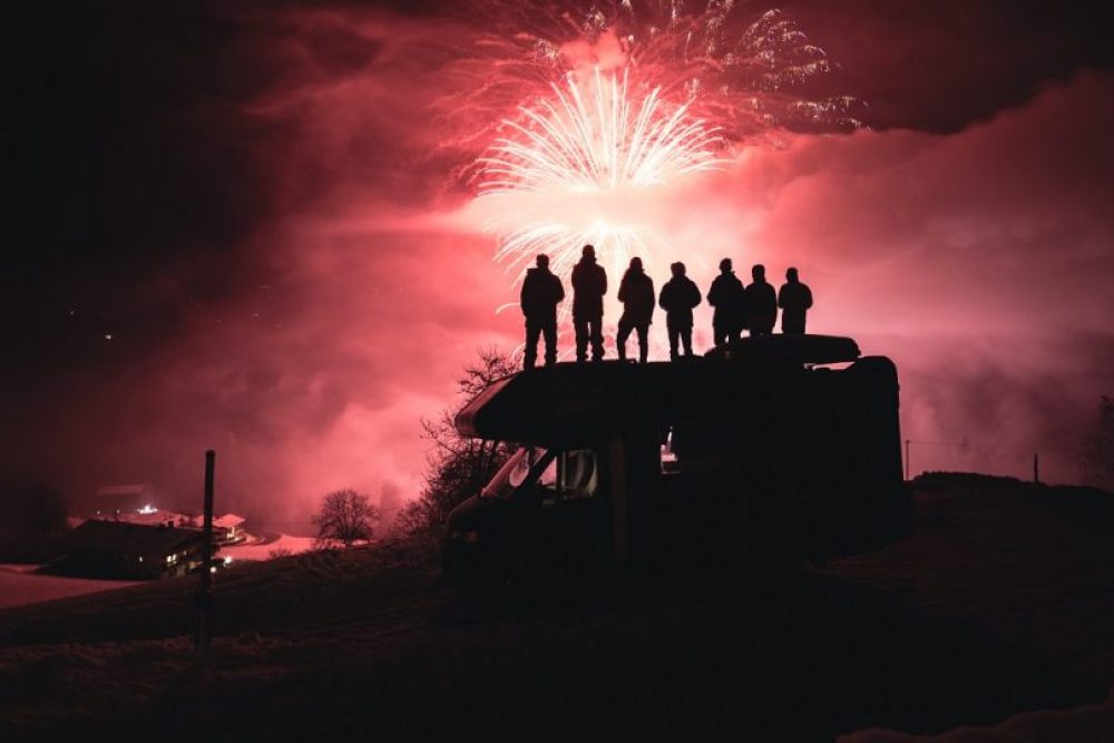 "Ruhe nach dem Sturm" nennt sich die Produktion, in der die Freeride-Weltmeisterin aus Innsbruck mit ihrer Mountain Tribe-Crew der gemeinsamen Leidenschaft frönt. Foto: Moritz Ablinger
