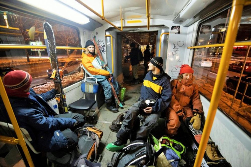 Außergewöhnliche Ski- und Snowboardfilme stehen im Programm. In "Stanice" macht sich die "El.Makrell-Crew" zum Skiinterrail auf. Foto: Moritz Waas