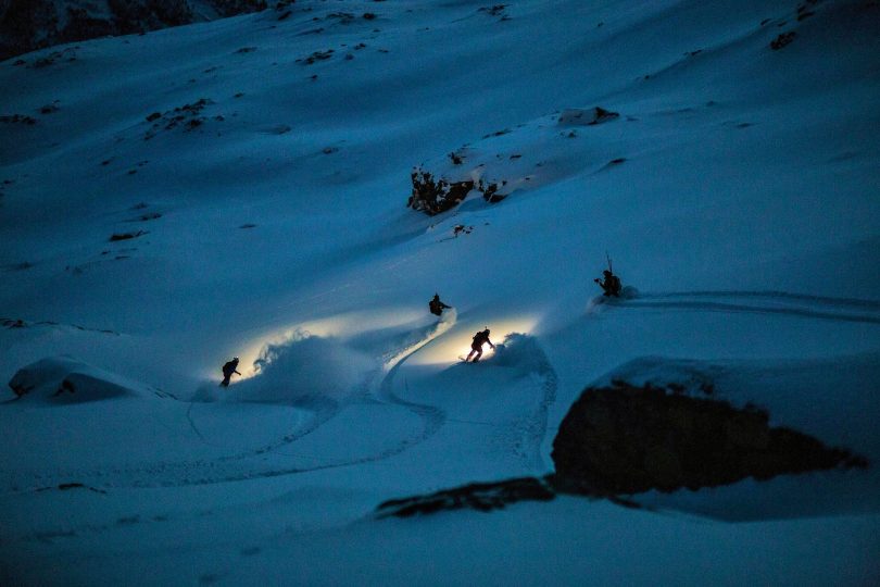 "Through Darkness" _ gedreht unter norwegischen Nordlichtern. Mit etwas extra Kunstlicht, aber dafür ohne Heli. Foto: Isaak Dalsfeld