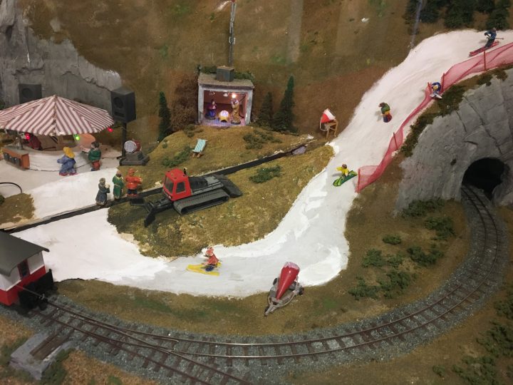 Dettaglio di un insolito presepe con ambientazione sciistica in mostra al Tiroler Volkskunstmuseum di Innsbruck fino al 2 febbraio. Foto © Laura Manfredi