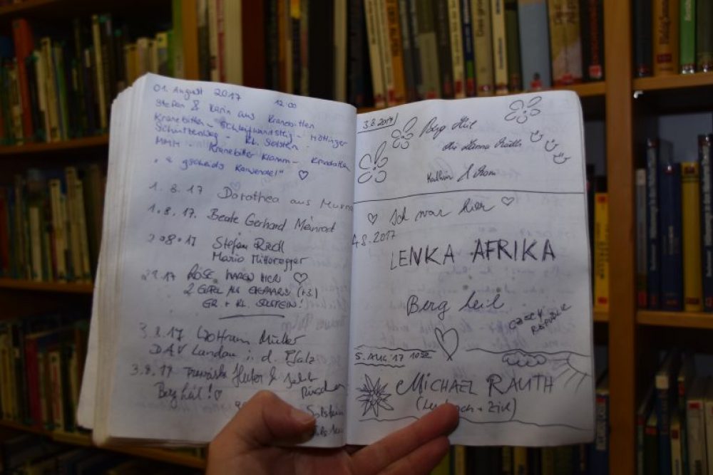 Der Eintrag ins Gipfelbuch ist irgendwie auch die Krönung des Gipfelerfolges.