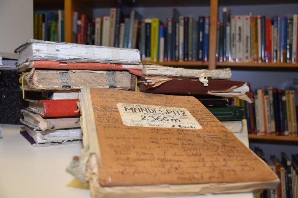 Sind die Gipfelbücher voll geschrieben, werden sie ausgetauscht und archiviert.