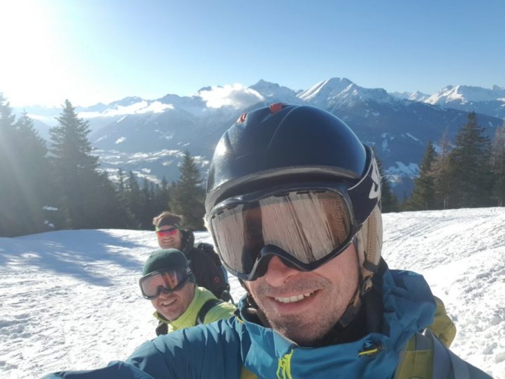 Gruppenselfie mit Blick auf das Innsbrucker Mittelgebirge