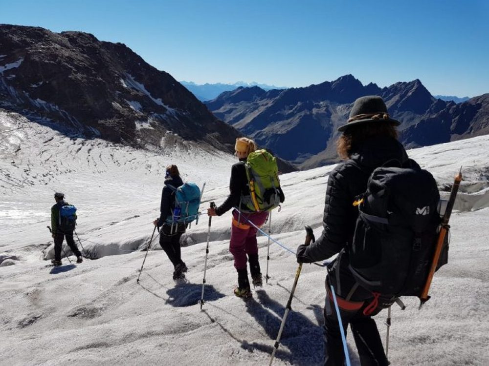 So genannte "Hochtouren" stellen für viele die Königsdisziplin des Alpinismus dar. Im Bild eine klassische Seilschaft.