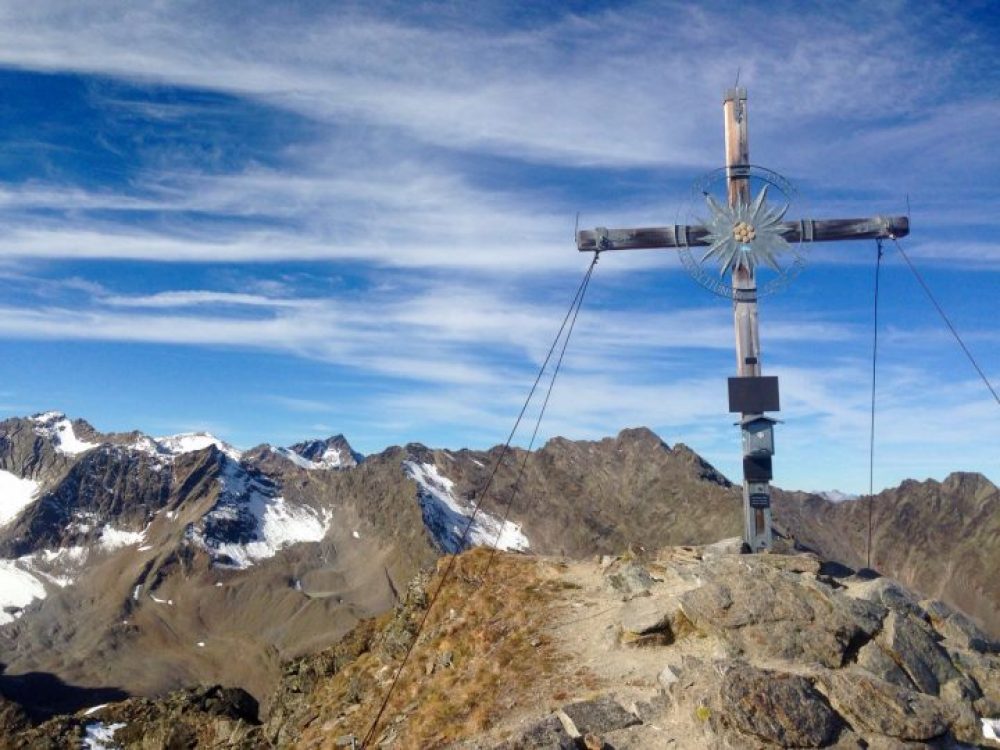 Ein toller Rundumblick entschädigt für alle Mühen. Hier die letzten Meter zum Zischgeles, einem schönen "Wander-Dreitausender" im Sellraintal.