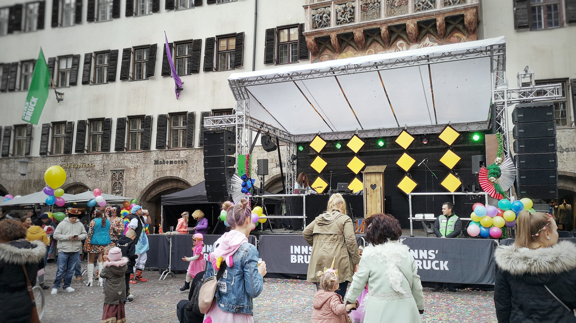 Kinderfasching vor dem Goldenen Dachl