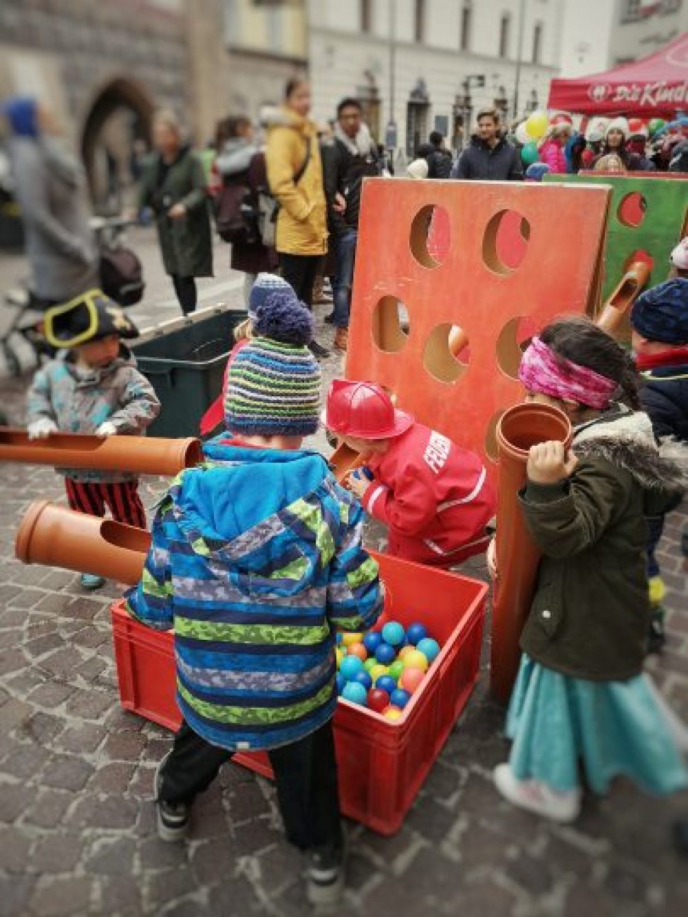 Kinderfasching vor der Ottoburg