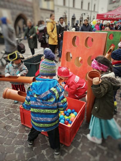 Kinderfasching vor der Ottoburg
