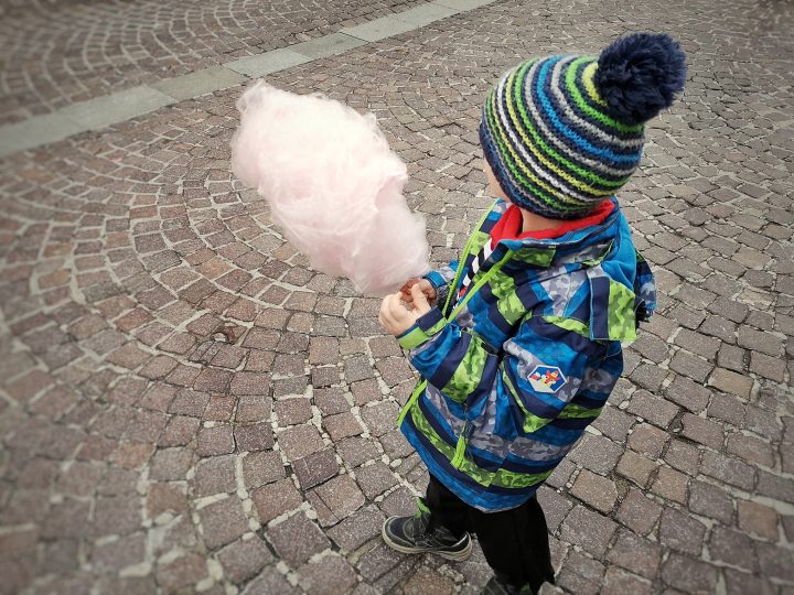 Kind mit Zuckerwatte