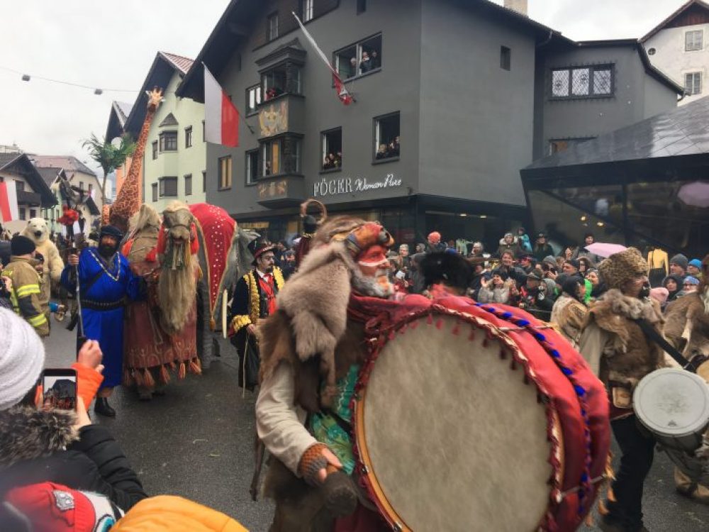 Il gruppo dei Bären und Exoten (gli Orsi e le Attrazioni esotiche) alla Telfer Schleicherlaufen 2020, Foto © Laura Manfredi