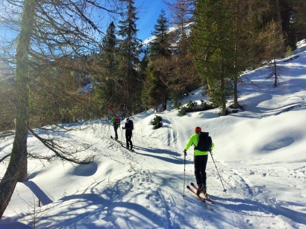 Abmarsch! Nicht nur für uns. Auf so einer beliebten Skitour ist man nie alleine. Das muss aber nicht unbedingt ein Nachteil sein.