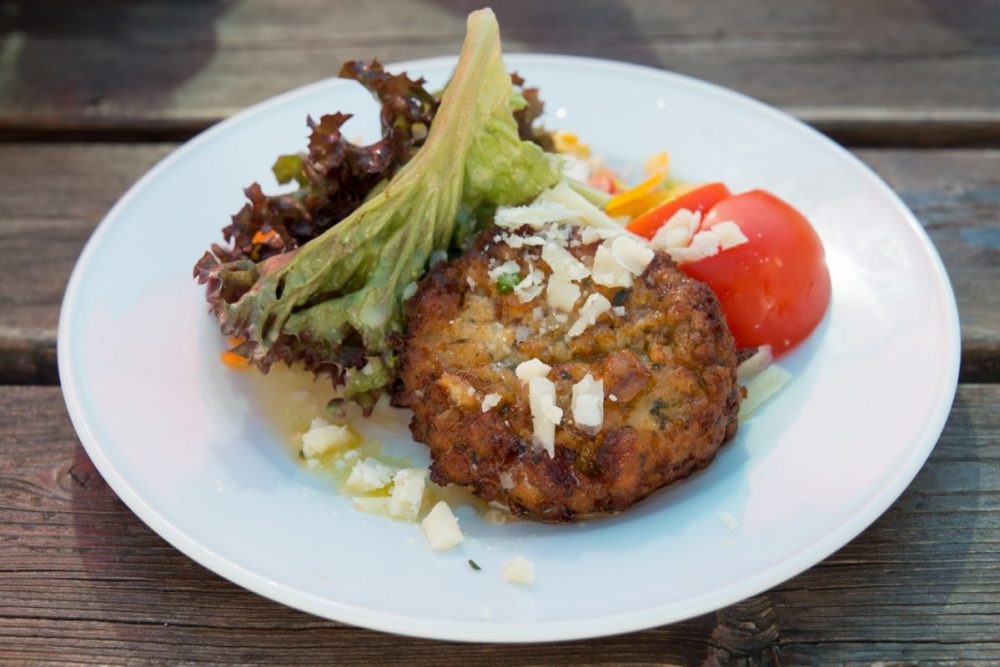 Kasspressknödel mit Salat. @Lea Hajner