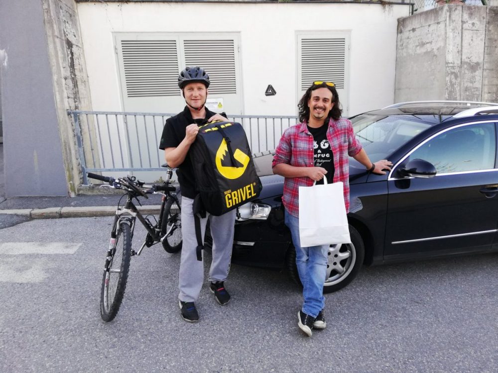 Niki und Daniel sind per Rad und Auto für den "Burenwirt-Express" Lieferservice im Dauereinsatz. Foto: @ Markus Stegmayr, danke!