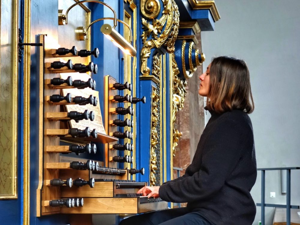 Elisabeth Hubmann an der Pirchnerorgel des Innsbrucker Domes