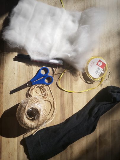 Osterhasen aus verwaisten Socken basteln