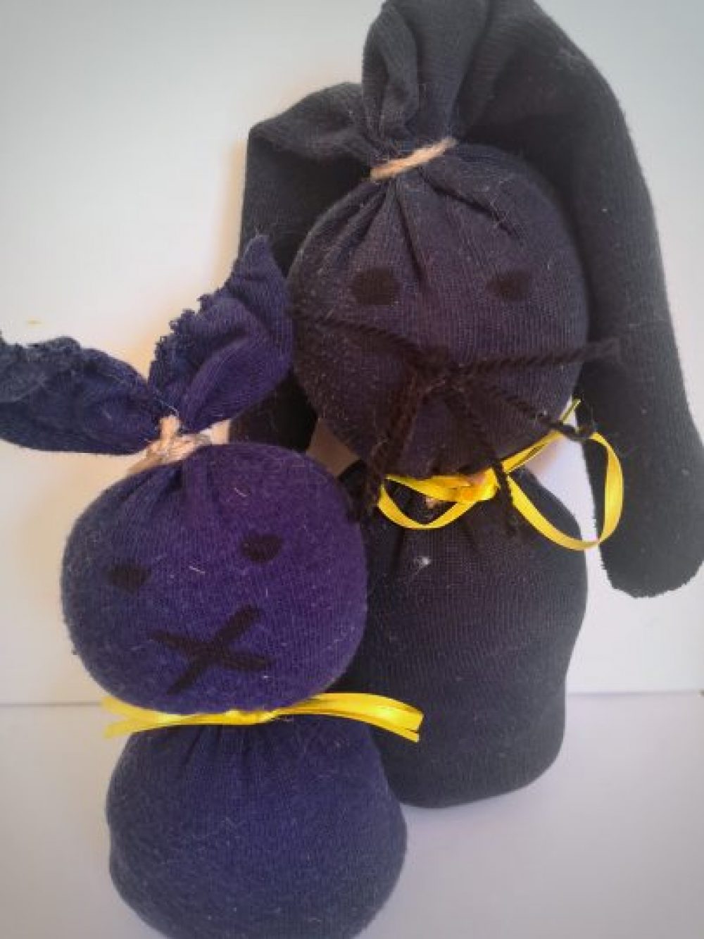 Osterhasen aus alten Socken basteln