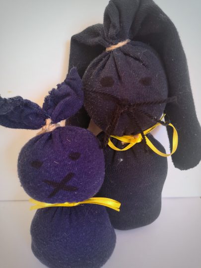 Osterhasen aus alten Socken basteln