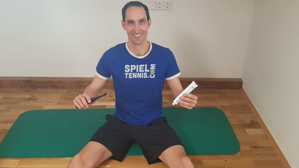 Sportler beim Zähneputzen