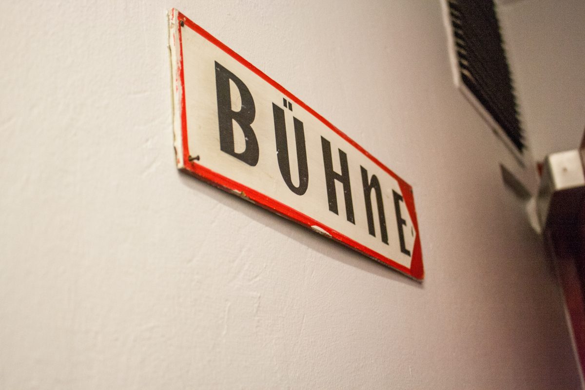 Bühnenschild - Tiroler Landestheater - Hinter den Kulissen © Monica Nadegger