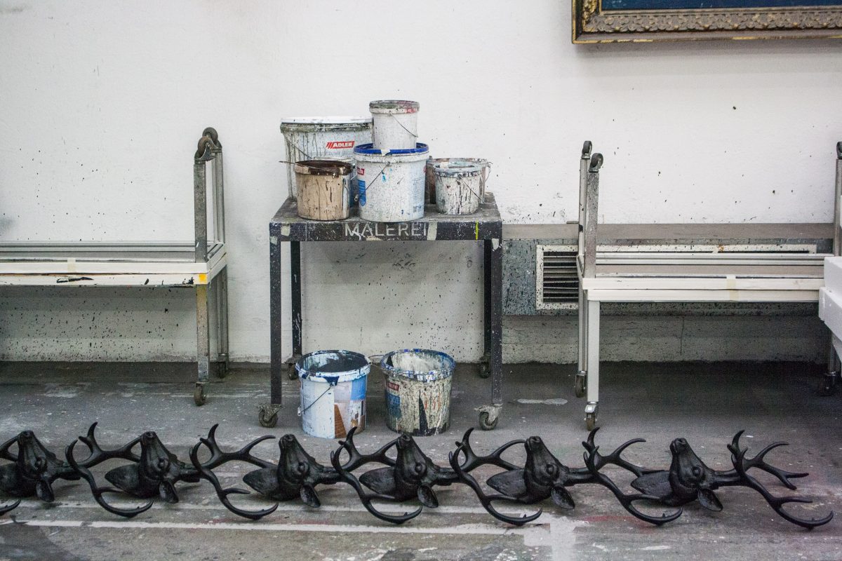 Für die Gestaltung aller Bühnenrequisiten braucht es nicht nur Kreativität, sondern auch ganz klassische Handwerkskunst. Tiroler Landestheater © Monica Nadegger