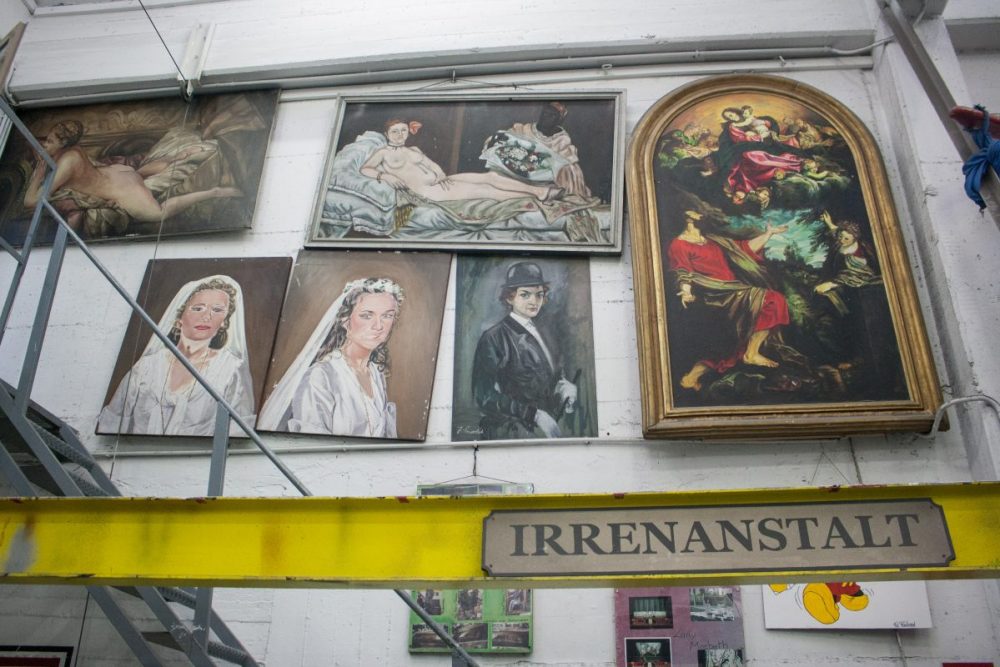 Eine Kollage mit viel Selbstironie - die Kunstwerke in der Bühnenwerkstatt des Tiroler Landestheaters. © Monica Nadegger
