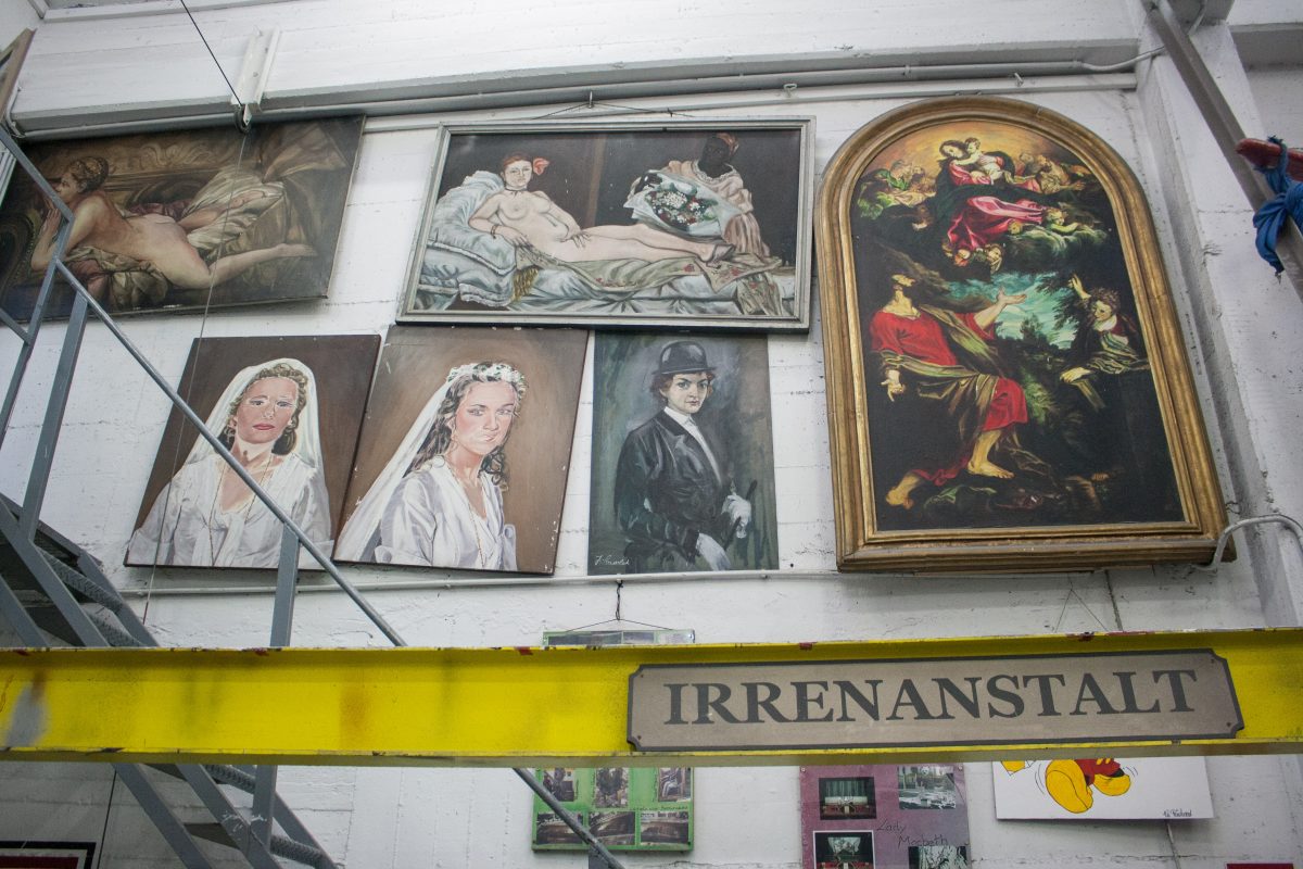 Eine Kollage mit viel Selbstironie - die Kunstwerke in der Bühnenwerkstatt des Tiroler Landestheaters. © Monica Nadegger