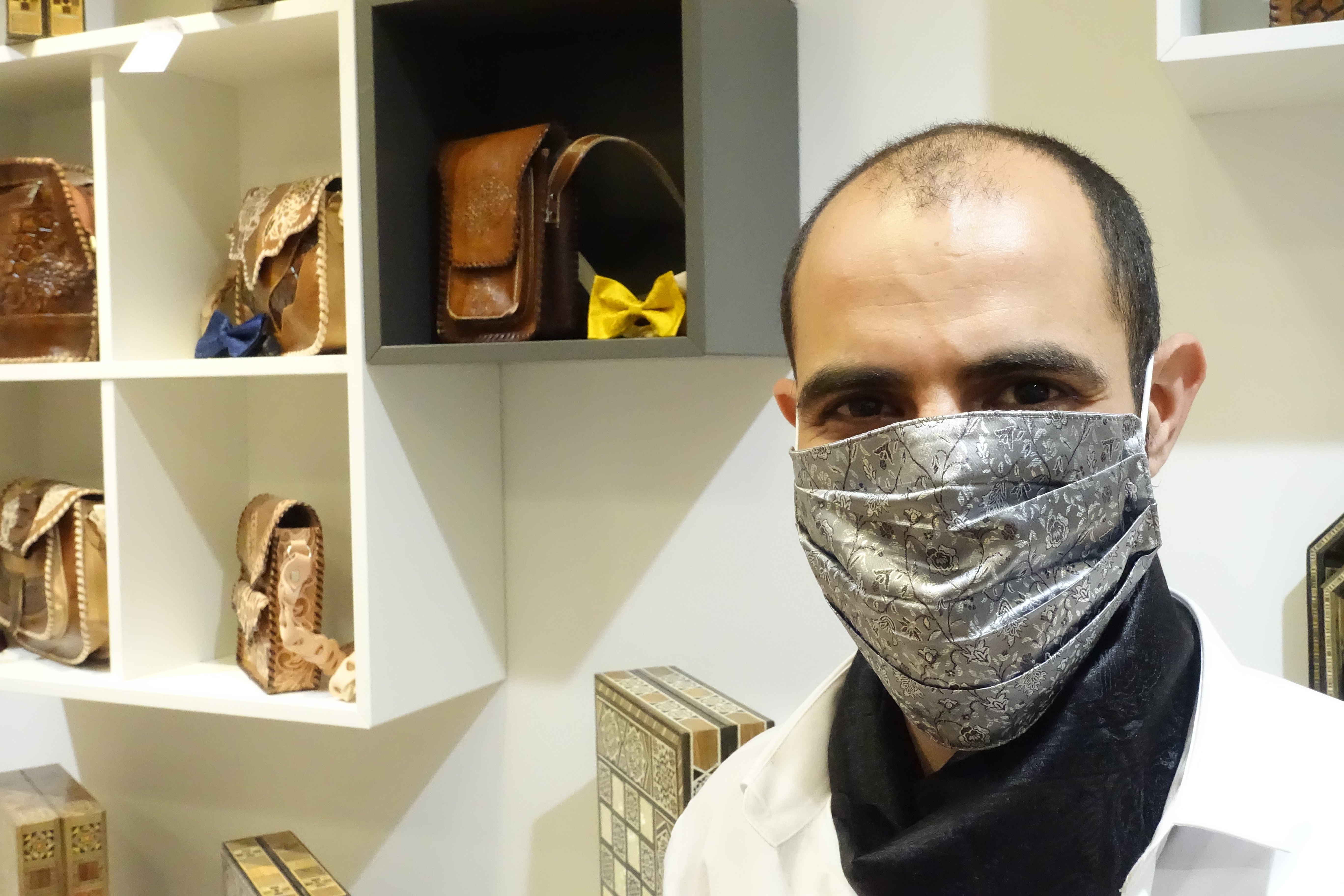 Mundschutz aus Brokat