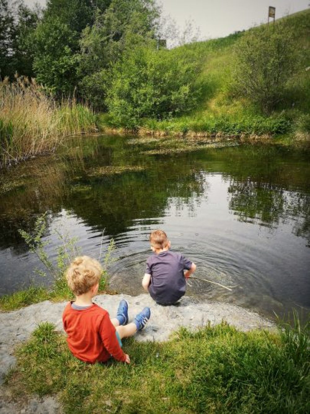 Kinder spielen am Mühlteich