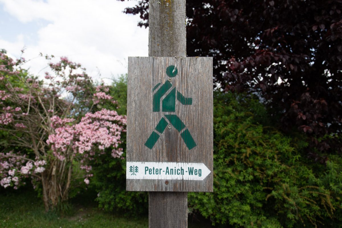 Zusätzliche Wanderschilder markieren den Weg. Foto: ©Lea Hajner