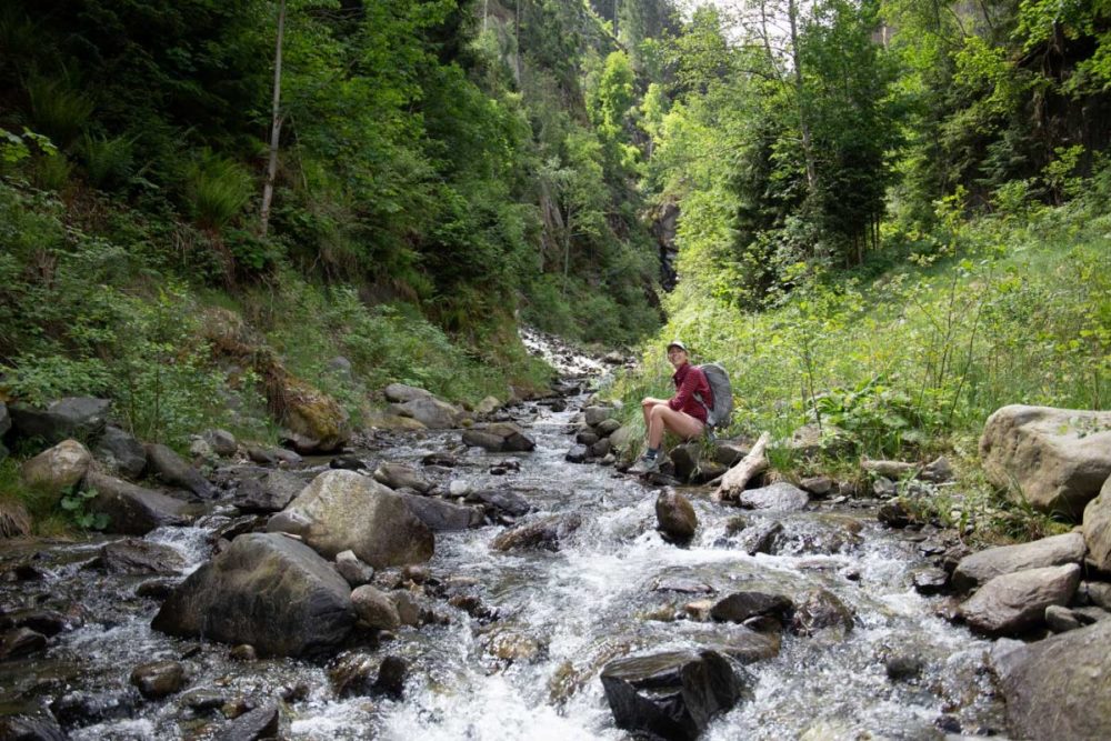 Kurze Pause am Bach. Foto: ©Lea Hajner