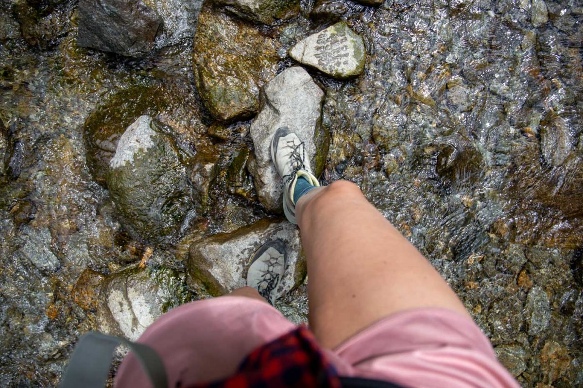 Einmal muss sogar ein Fluss überquert werden. Foto: ©Lea Hajner