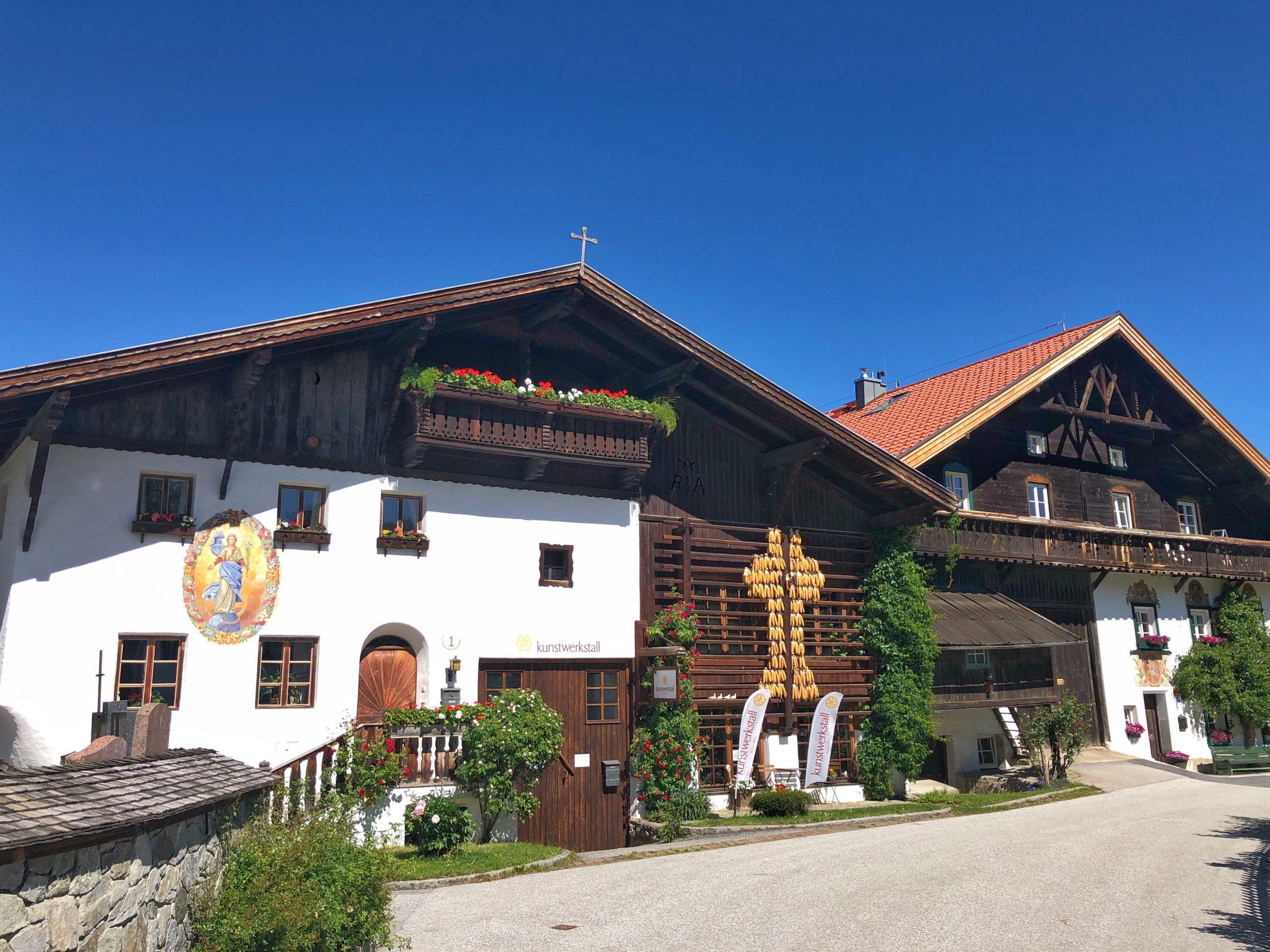 Zwei Bauernhäuser in igls