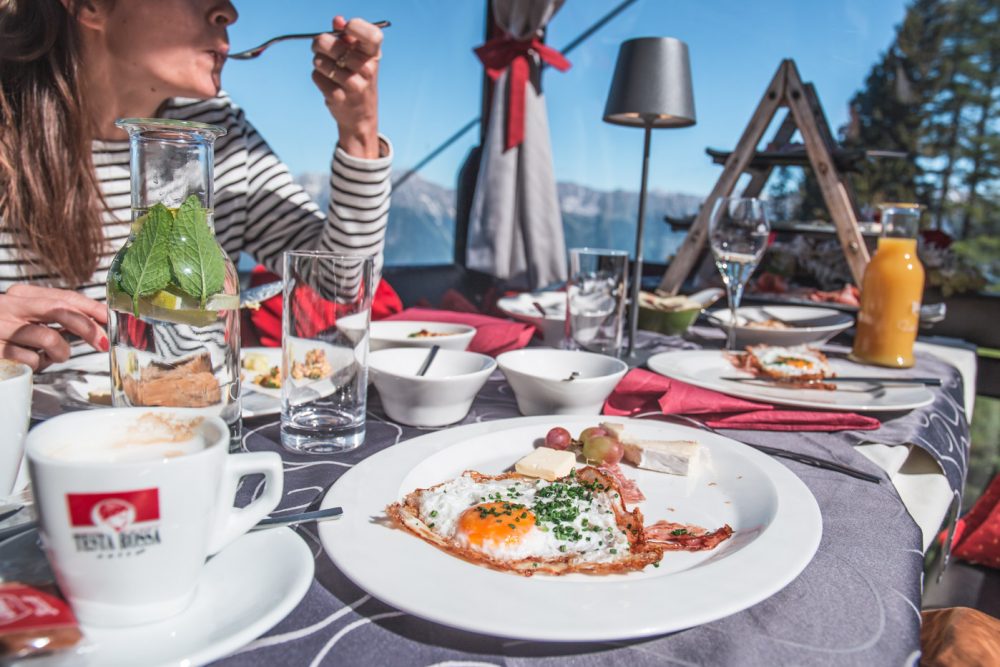 Kaffee & Eier werden frisch aus der Küche in die Gondel gereicht. Foto: ©Lea Hajner