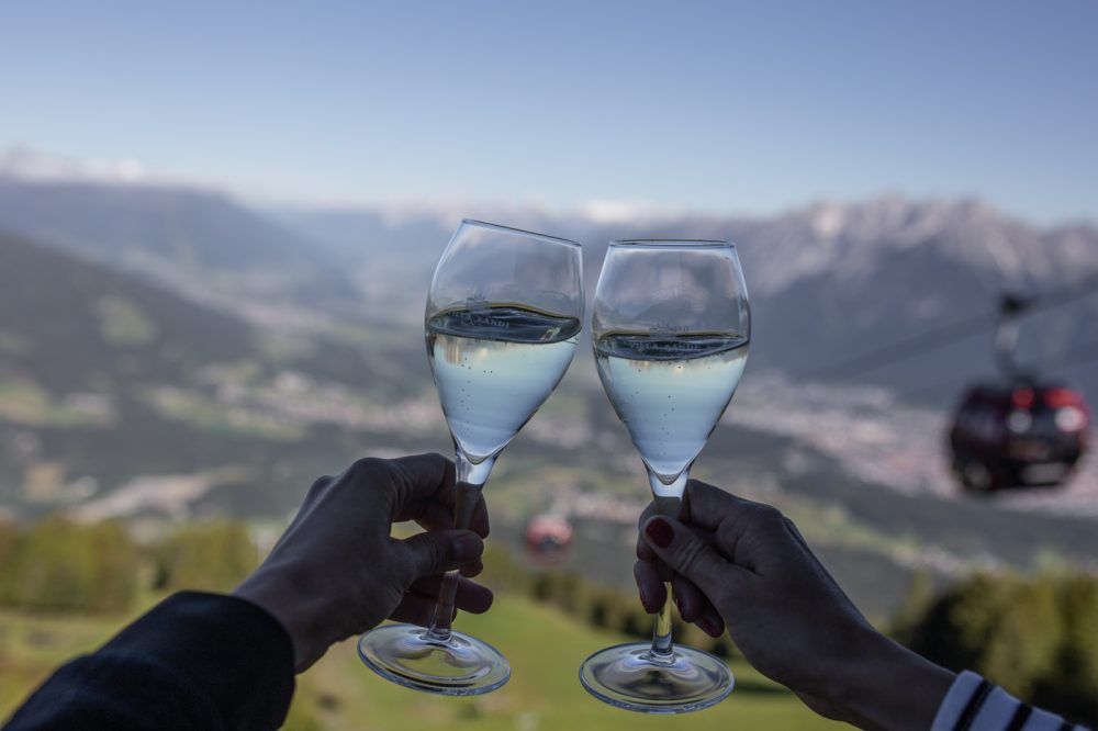 Cheers! Der Auftakt zum Frühstück findet an der Bergstation statt.