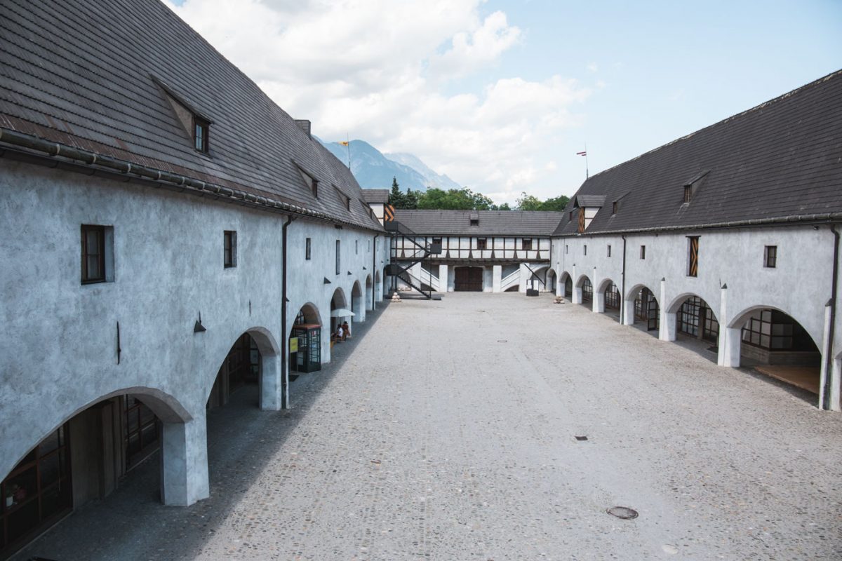 Ein Blick in den Innenhof: hier gastiert im August das Freiluftkino. Foto @Lea Hajner
