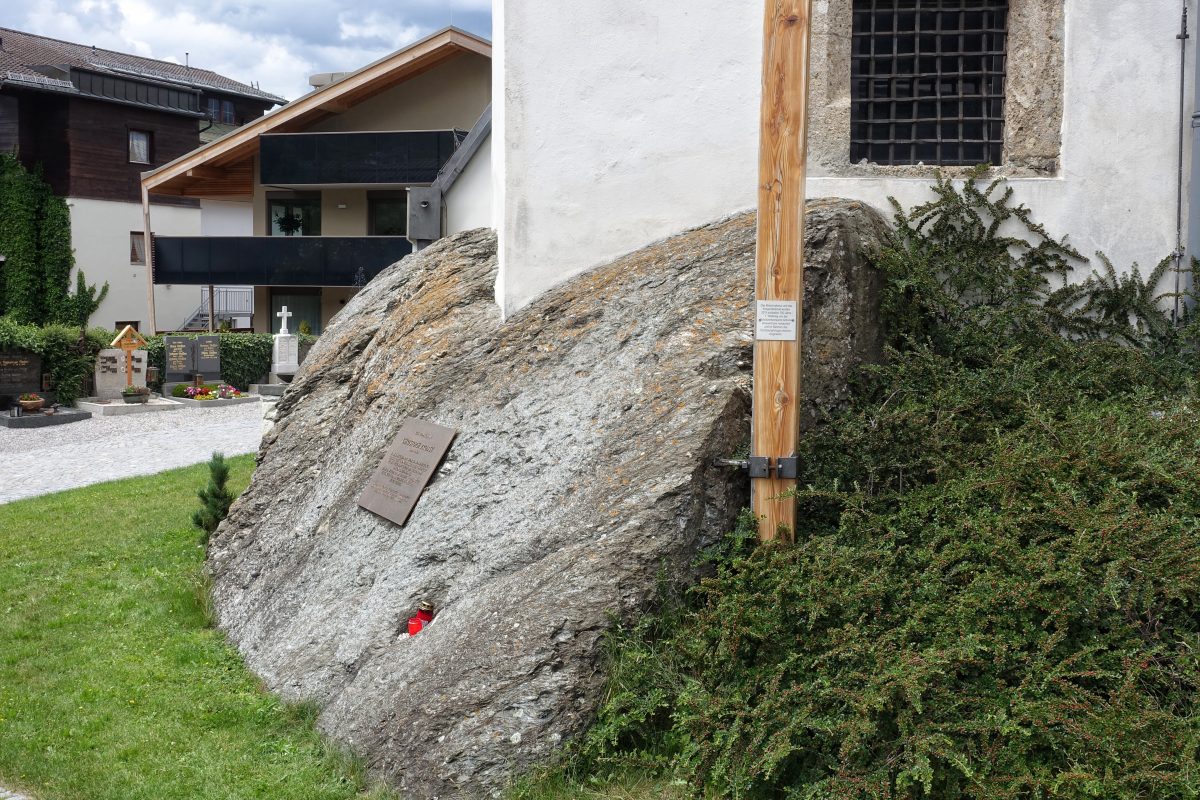 Aldrans, Kirchturm auf Kultstein
