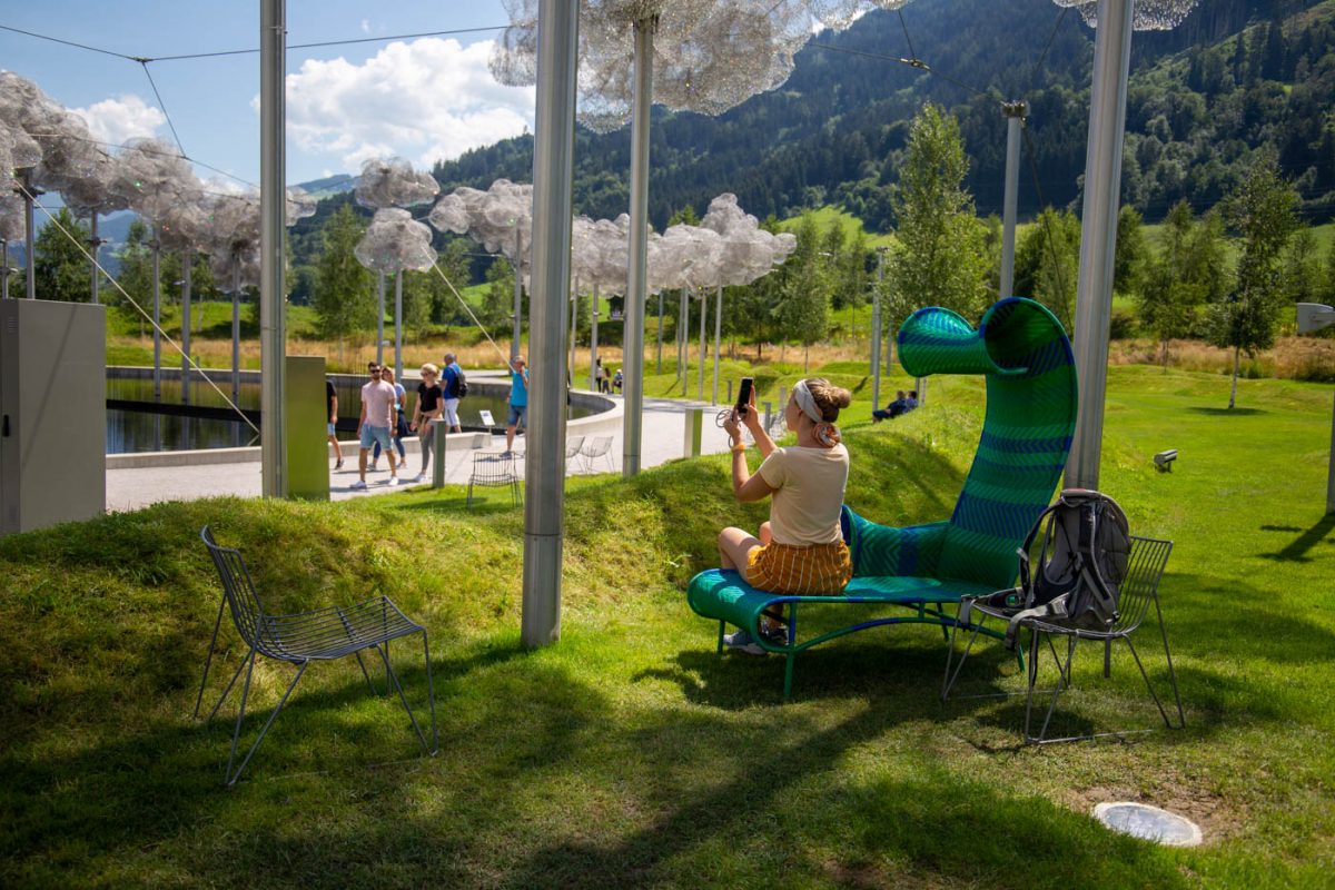 Bunte Liegen laden zum Ausruhen ein. ©Lea Hajner