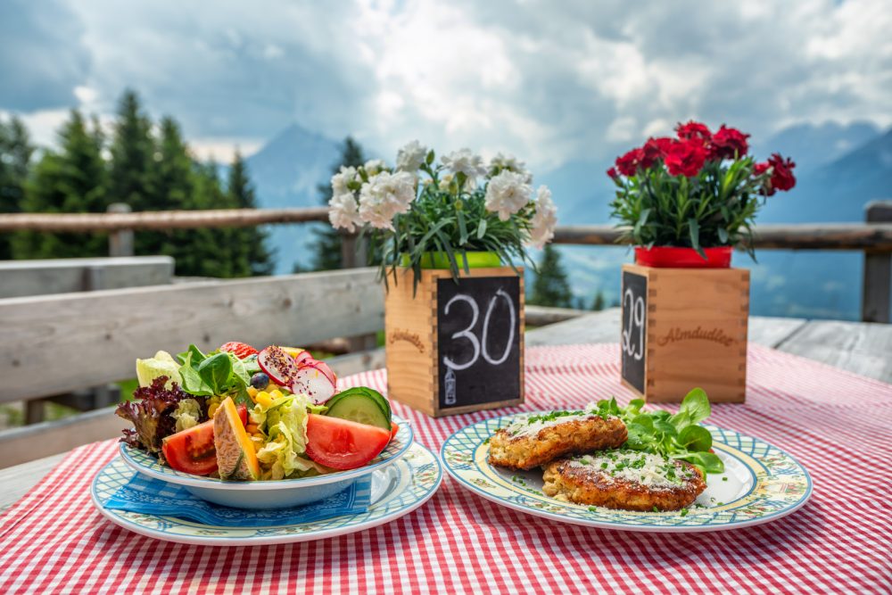 Almsalat und Kasspressknödel Patscher Alm