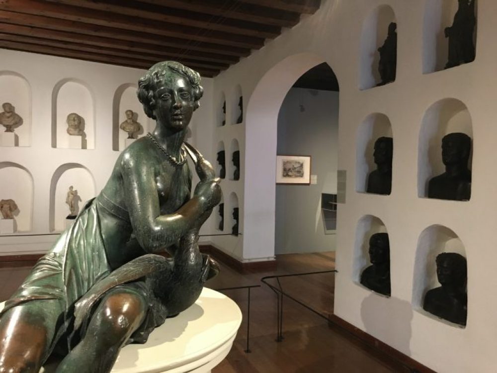 Figura originale in bronzo di una ninfa della fontana di Leopoldo a Innsbruck, in mostra a ‚Hoch zu Ross‘ a Schloss Ambras, Innsbruck, Foto © Laura Manfredi