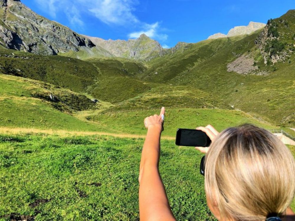 Große Gipfel rundum. Auch wir kennen nicht alle, die moderne Technik muss aushelfen!